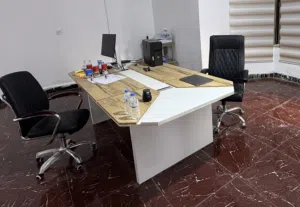 ميز مكتبي كبير مال اجتماعات مستخدم قليل جدا نظافة 100% يشيل 8 كراسي
