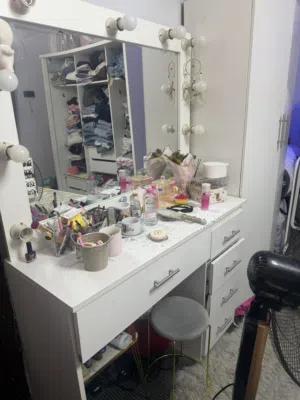 تواليت مع مراي اضاءه تعليق حاله جيده