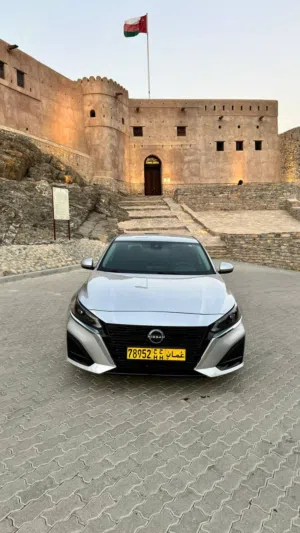 نيسان التيما موديل 2023 فئه SV التفاصيل بالوصف