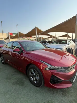 700 AED/MONTH -0% DP - KIA K5 (2021) -LOW MILEAGE كيا كي 5 بلون خمري ممشى قليل متاح للتقسيط البنكي