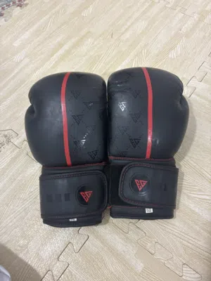 قفازات ملاكمه حمراء و سوداء 10 oz