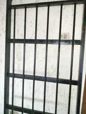 سرير حديد مفرد للبيع