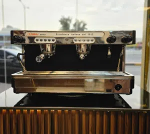 مكينة قهوه مع اغراضها كامله