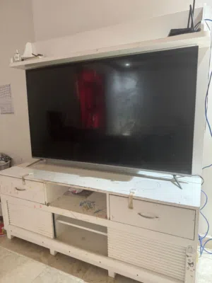 طاولة تلفزيون بحالة جيده فقط تحتاج صبغ