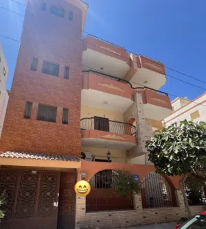 فيلا مكونة من الدور الأول (دوبليكس) واعلاها دورين كاملة التشطيبات مساحة الارض 225 متر مربع