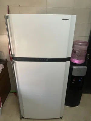 ثلاجة SHARP مستعمل ب حالك الوكاله