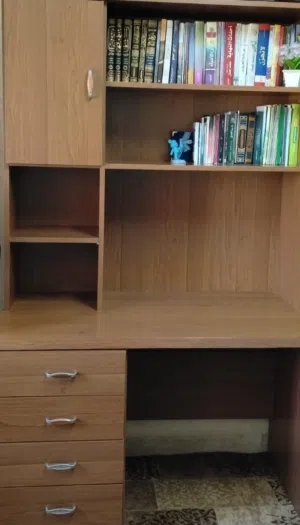 مكتب دراسة خشب بحالة ممتازة للبيع