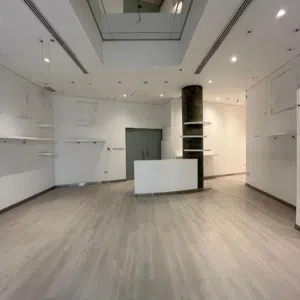 محل تجاري مع فترة سماح للإيجار في شرق