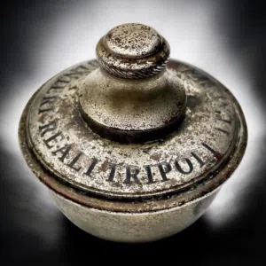 مصباح زيت عتيق من أوائل القرن العشرين، تابع للقوات الملكية للدرك الإيطالي (Carabinieri Reali)