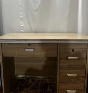 ميز مكتبي حجم مناسب للطلاب
