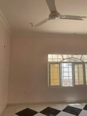 شقق فاخرة للإيجار بنايه جديده حديثة الإنشاء الغرف متوفر فيها الماء والكهرباء والإنترنت