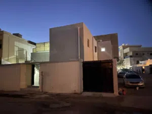 منزل للبيع دورين واجهتين قدامه واسعيا في السوق الجمعه منطقة الهاني  قرب صيدلية العالمين والهاني مول