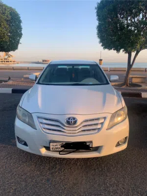 كامري 2011 GLX مع مواصفات خليجية وديكور بيج للبيع