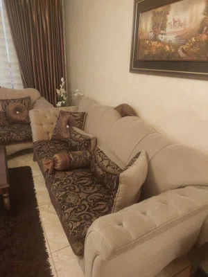 طقم كنب وطاولة سفرة مع توابعها