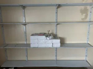 رفوف جاهزه استعمال بسيط جدا (البيع بسبب السفر).