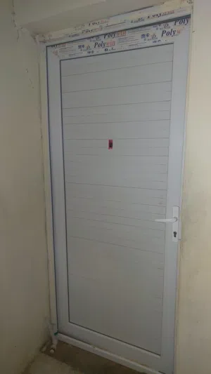 باب pvc مقاس 91 × 2.20 بحالة ممتازة نضيف