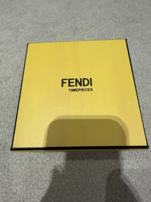 ساعة فندي نسائية