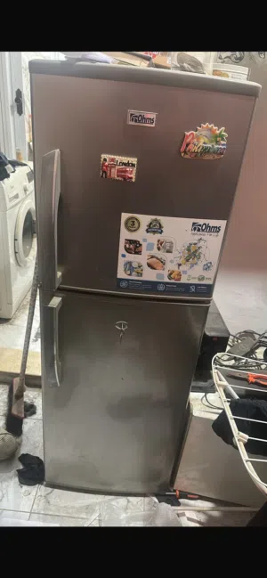 ثلاجه ohms نضيفه شاريها جديده وبحاله جيده  جداً مع قفلها للبيع