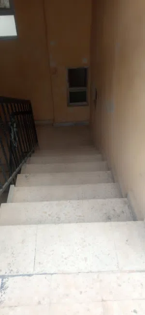 عمارة مكونة من طابقين ، ثلاث شقق