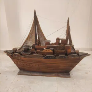 مجسم سفينة خشبية تراثية ضخمة مصنوعة يدوياً بحرفية عالية (طول 1.35 متر)