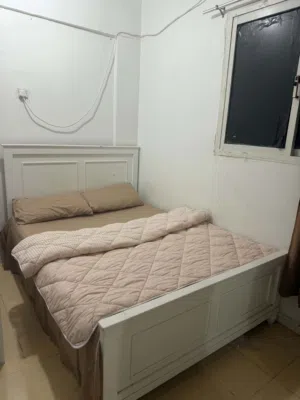 سرير ومرتبه نظيفه