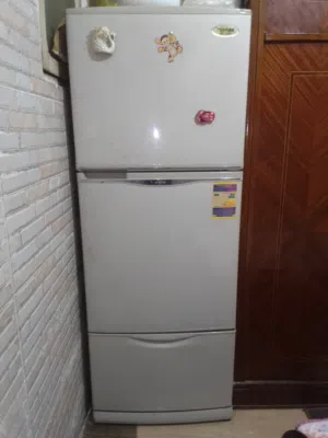 ثلاجة توشيبا 3 باب للبيع موديل GR-EFV45 – سعة حوالي 340 لتر الحالة ممتازة جدًا – شغالة زي الفل