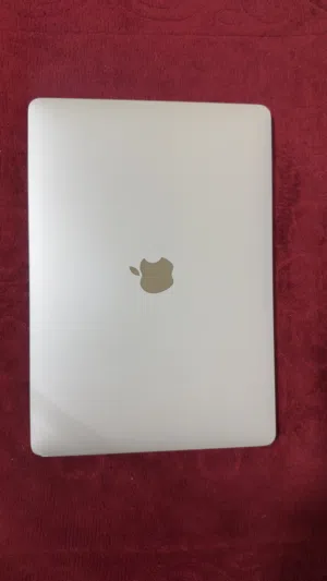 MacBook Pro m2 13.3 inch 2022.   8GB 512 GB قابل للتفاوض بشيء بسيط