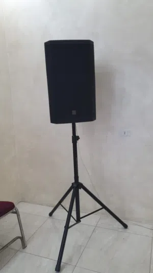 منسقة دي جي مع سماعات