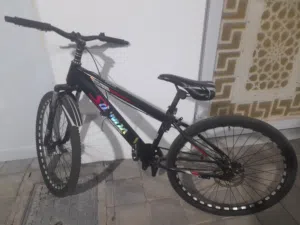 سيكل لون أحمر وأسود مستعمل أو لبدل ببلستيشن فور