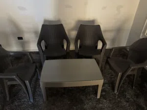 طاولة مع ارضية زجاج و4 كراسي