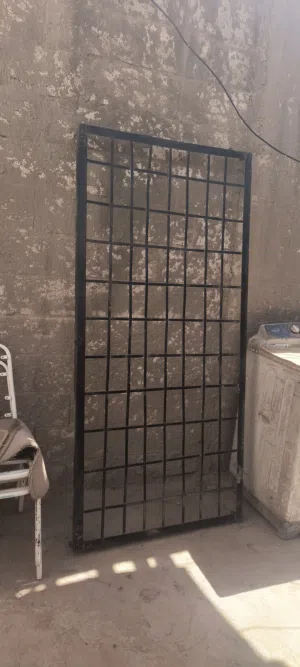 ثلاثة سراير حديد متينة وقوية للبيع (حالة ممتازة) بسعر عرطه عرطه