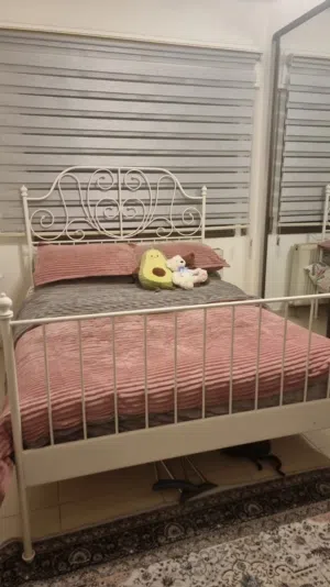 تخت مع فرشة