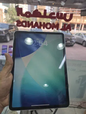 ايباد برو 4 512 gb اللون السيلفر مع الكرتون والاغراض ولا زلخ ولا خدش نفس الجديد