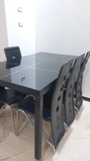 طاولة اكل مستعملة معها 6 كراسي