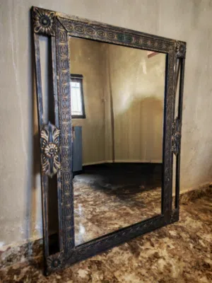 مرآة بإطار معدني بحالة جيدة جداً