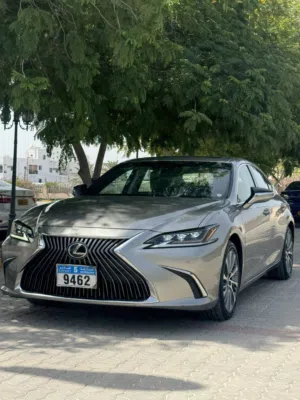 لكزس ES 2019 الكشري الموتر كامل وكاله حادث خفيف جدا ممشاها 10الف فقط ميل اطارات جديده وجاهز