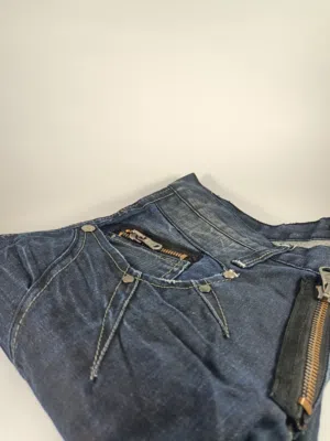 بنطلون جينز رجالي أصلي Cipo & Baxx – تصميم مميز وسحّابات فاخرة – حالة ممتازة