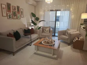 طقم كنب مع طاولات بحالة ممتازة