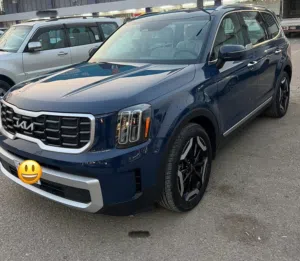 للبيع Kia Telluride موديل 2024 – وارد أمريكي بحالة نظيفة جدًا لون بحري داخل جلد ابيض