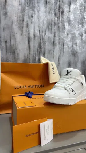 حذاء لوي فيتون (Louis Vuitton) أصلي جديد تماماً - مقاس 42.5 قابل للتفاوض