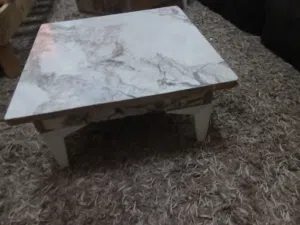 طاولة خشبيه