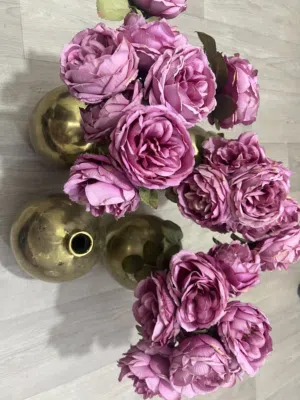 ورود اصطناعيه ثلاث حبات مستعمله خفيفه حلوين للزينه