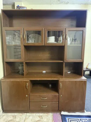 خزانة بوفيه مستعمل بحالة جيدة للبيع