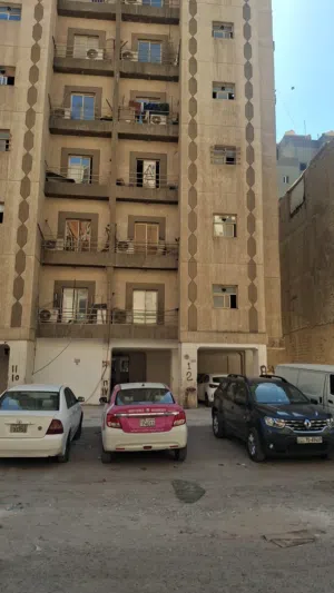 مطلوب شخص غير مدخن السكن بجوار مسجد البيدان والملا للصرافة