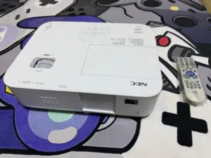 بروجيكتر NEC قوية جدا lumens 4000 نسبة عدسه 100%