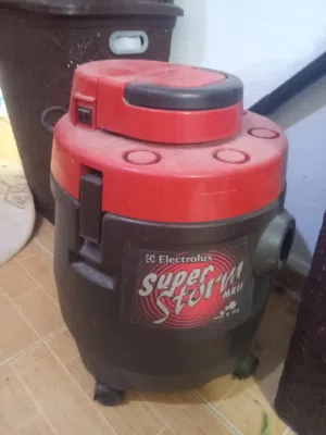 مكنسة كهربائية بحال الجديد