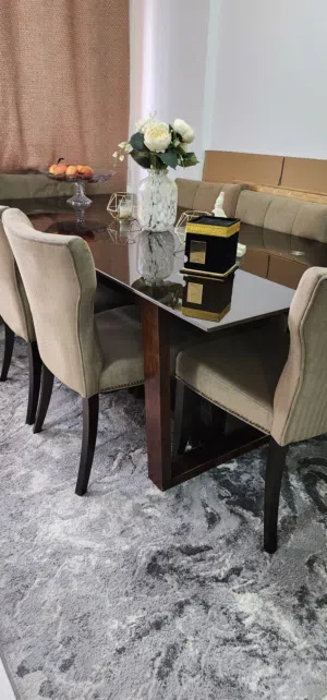 للبيع طاولة سفره وخزانة زجاج