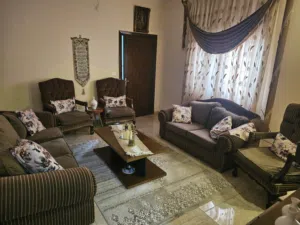 طقم كنب 8 مقاعد بحاله ممتازه