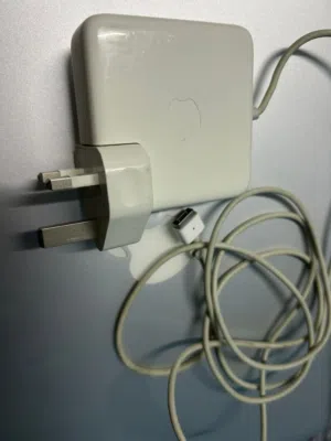 لابتوب macbook pro 15" معالج core i7 مع  شاحن اصلي وبطارية ممتازة للبيع