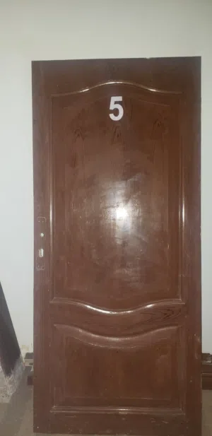 اثنين ابواب مع العقود  خشب سويدي درجه اولى نظيف جدا شبه جديد